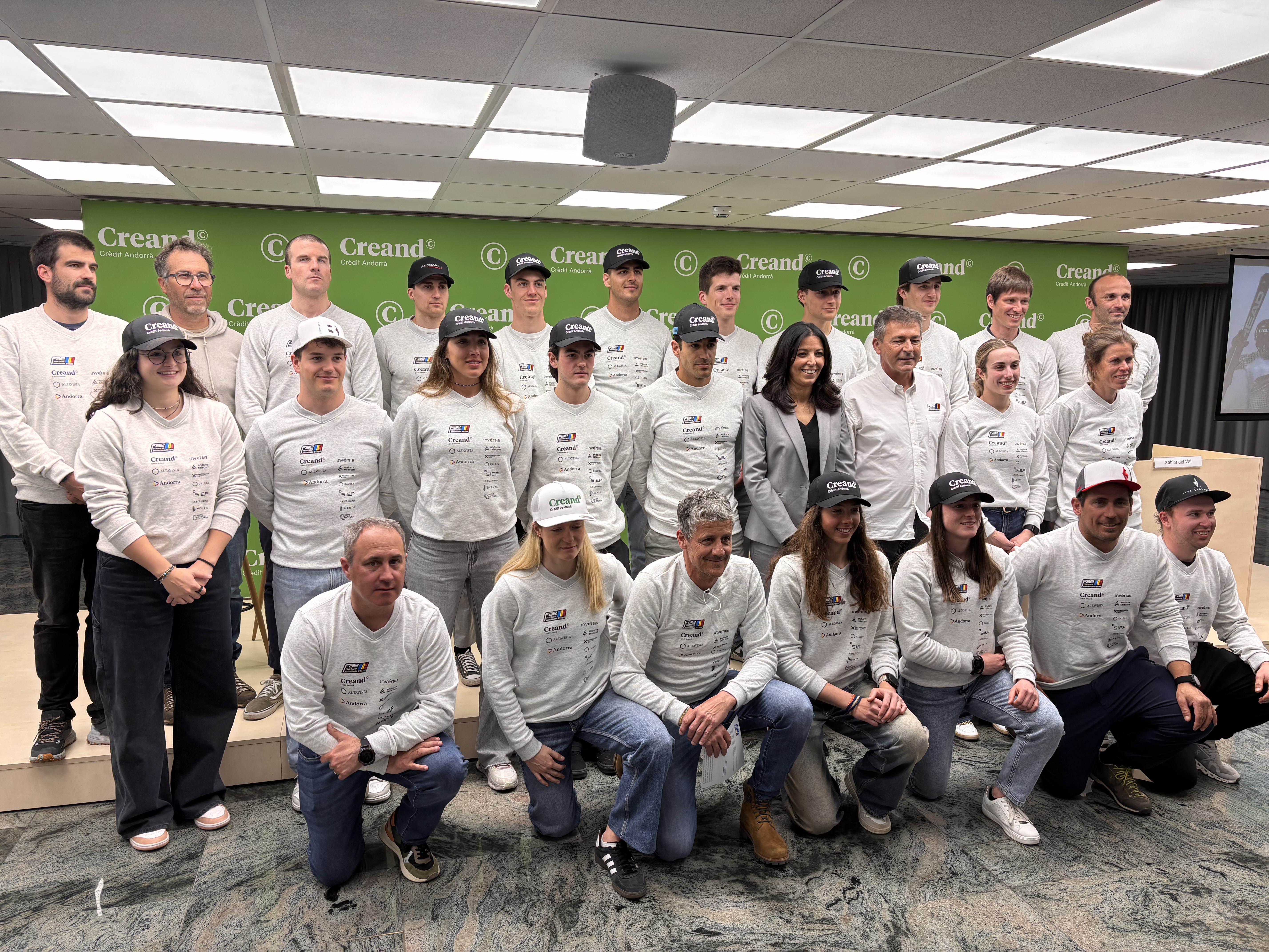 https://creandgroup.com/wp-content/uploads/Els-membres-dels-equips-nacionals-desqui-alpi-esqui-de-fons-i-para-alpi-avui-a-la-seu-de-Creand.jpeg