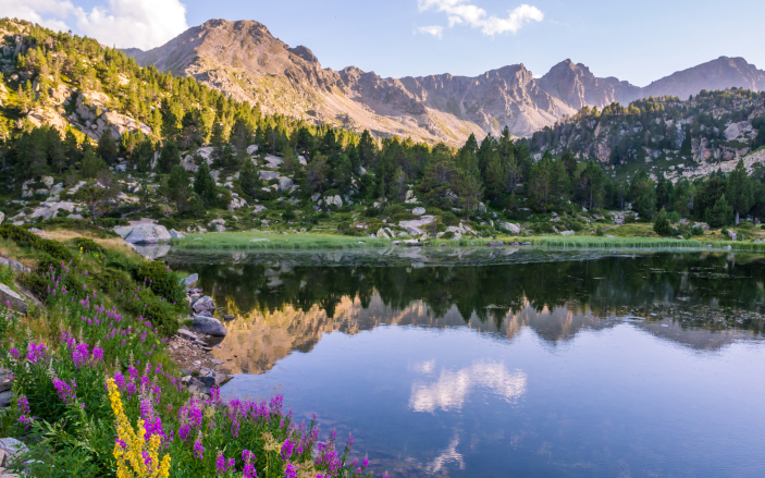 Lago rodeado de montaคa